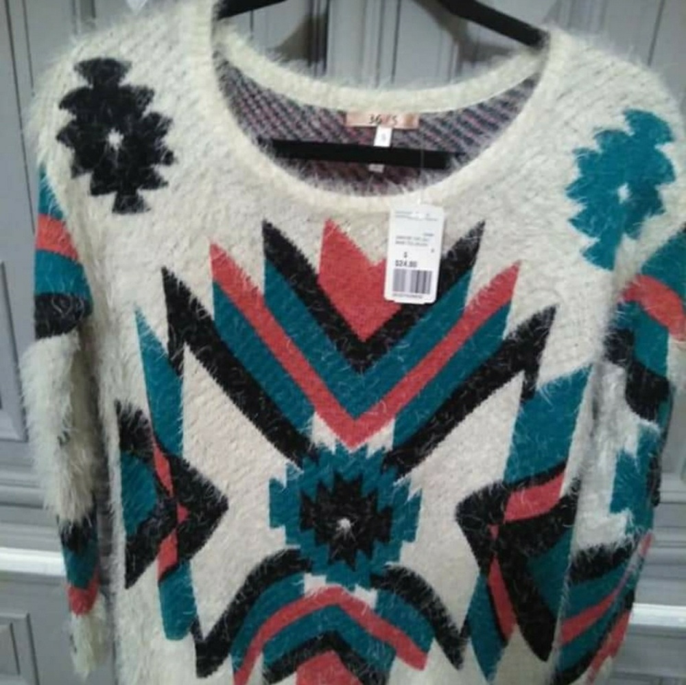 Soft Small Sweater geometric design - Picture 1 of 3